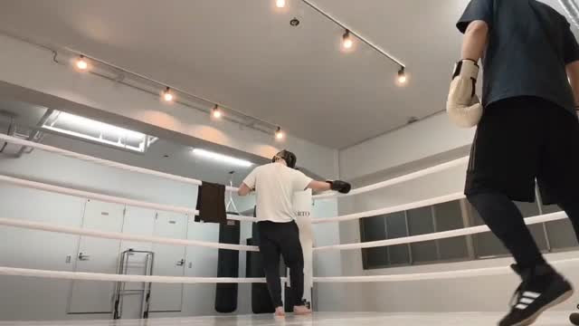 《 パリ → 右ストレート》